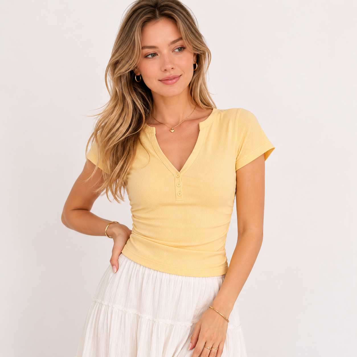 Gul V-hals T-skjorte til Dame – Elegant Slim Fit Sommertopp – Gul T-skjorte
