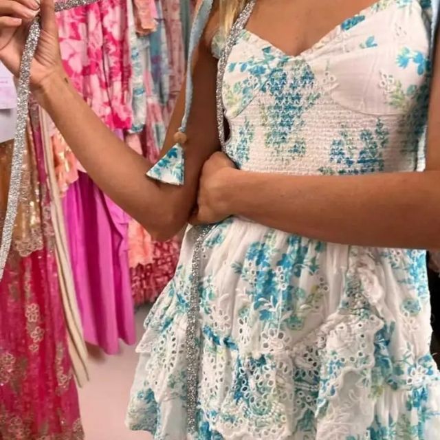 Kjole med blonder og blomsterdetaljer