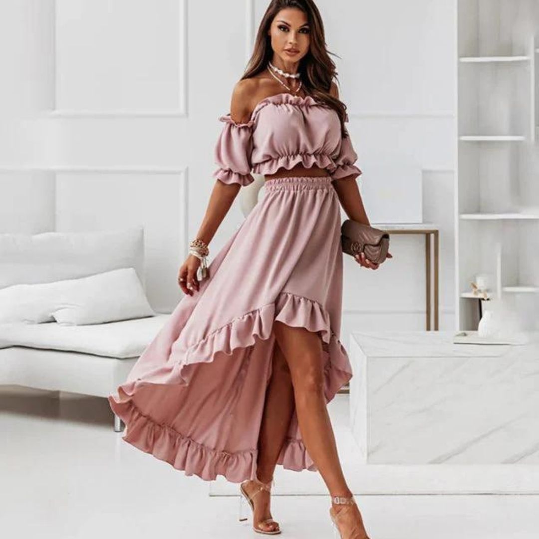 Kjole med off-the-shoulder-ruff og høy, lav nederkant