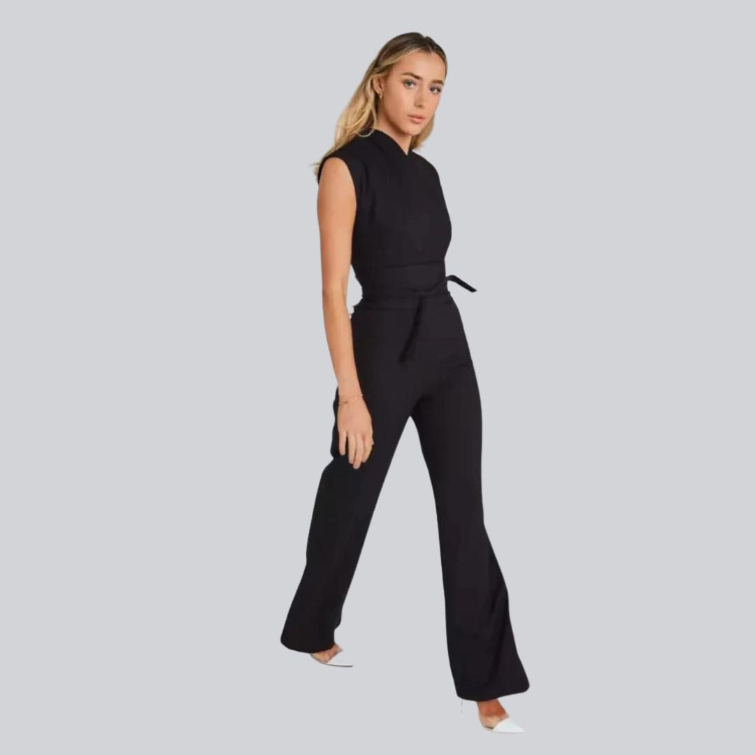 Elegant ermeløs jumpsuit med stramming i midjen
