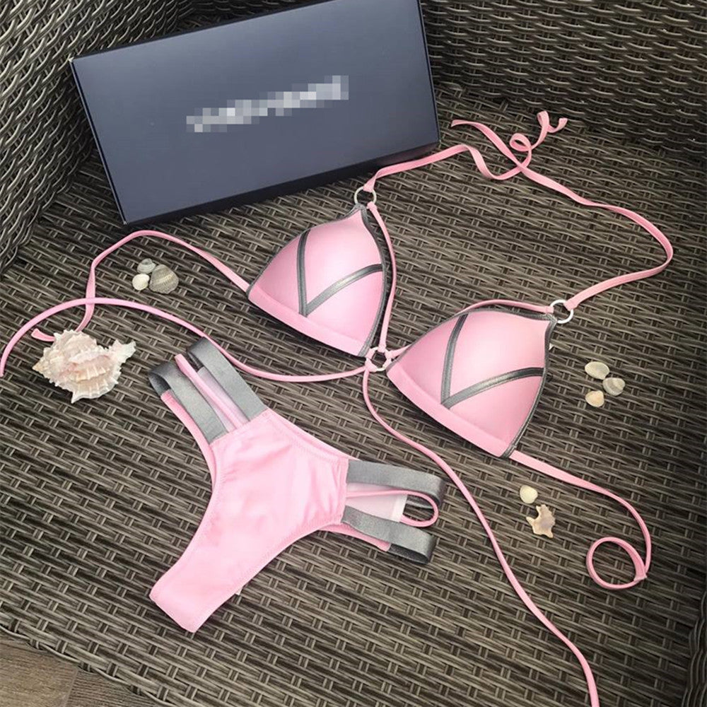 Stilig bikini med bronsefargede sider