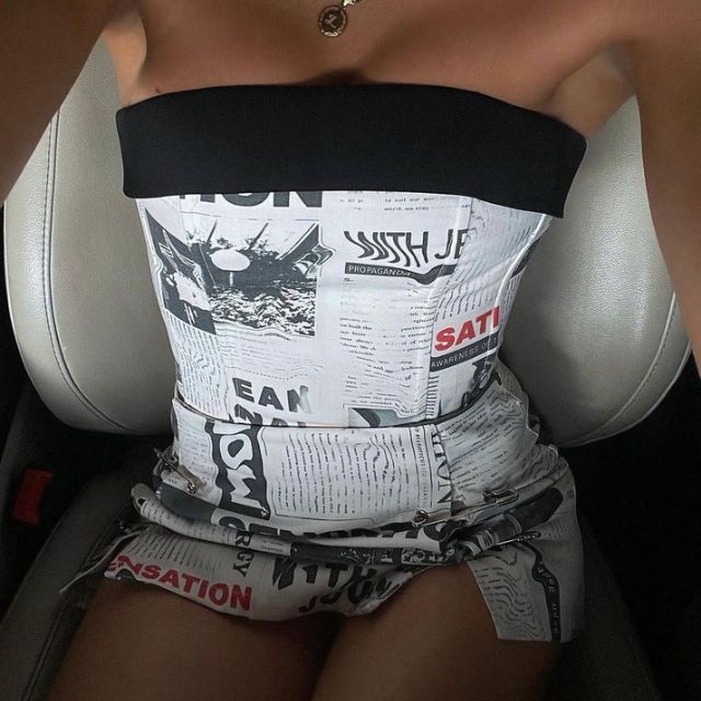 Lekedress uten skuldre med avistrykk