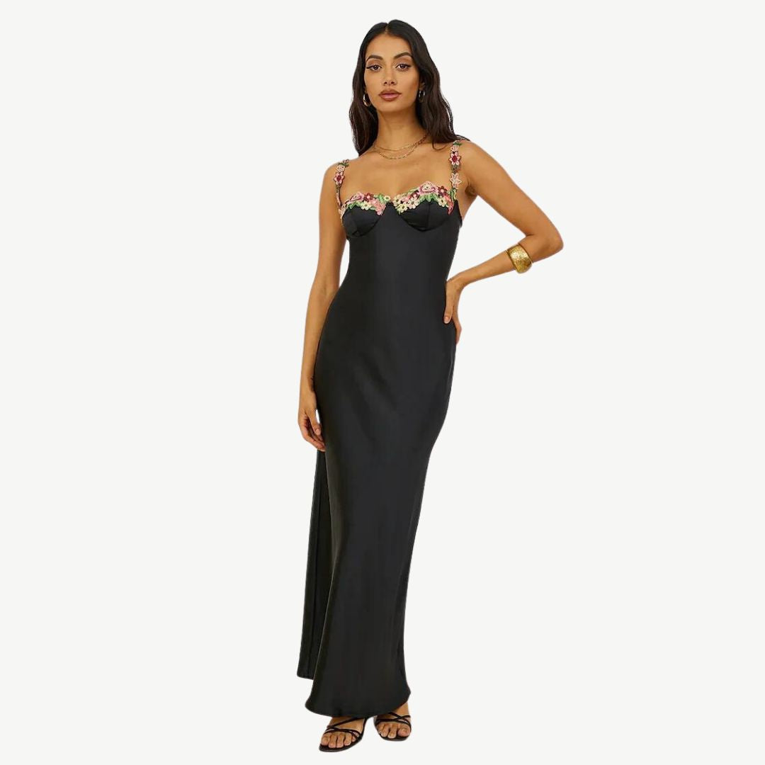 Elegant maxikjole i sateng med filigran blomsterdekorasjon