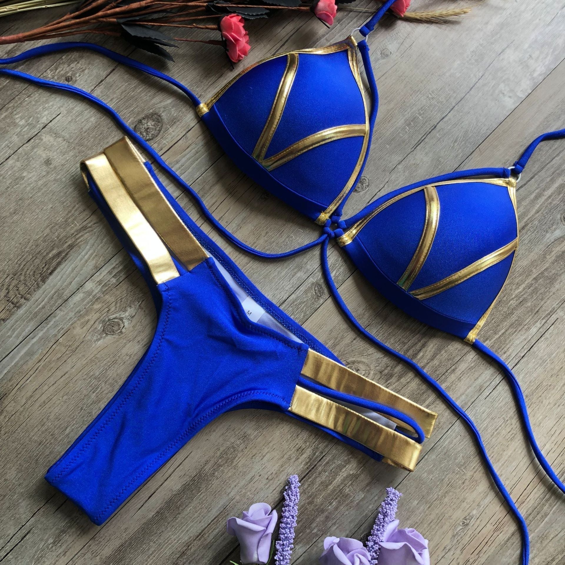 Stilig bikini med bronsefargede sider