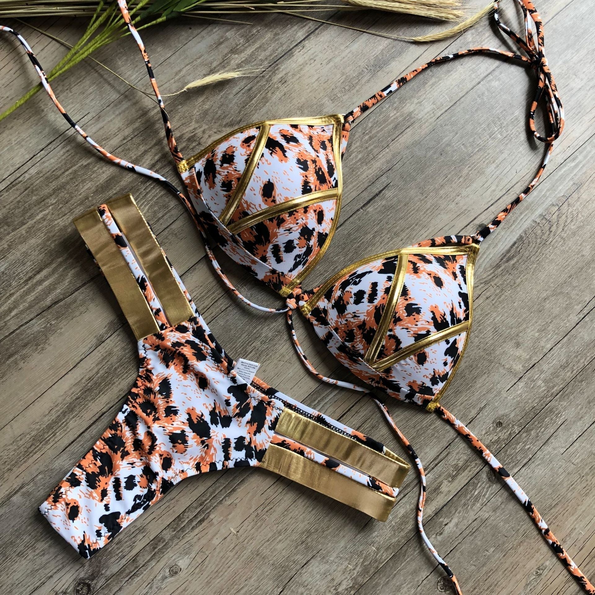Stilig bikini med bronsefargede sider