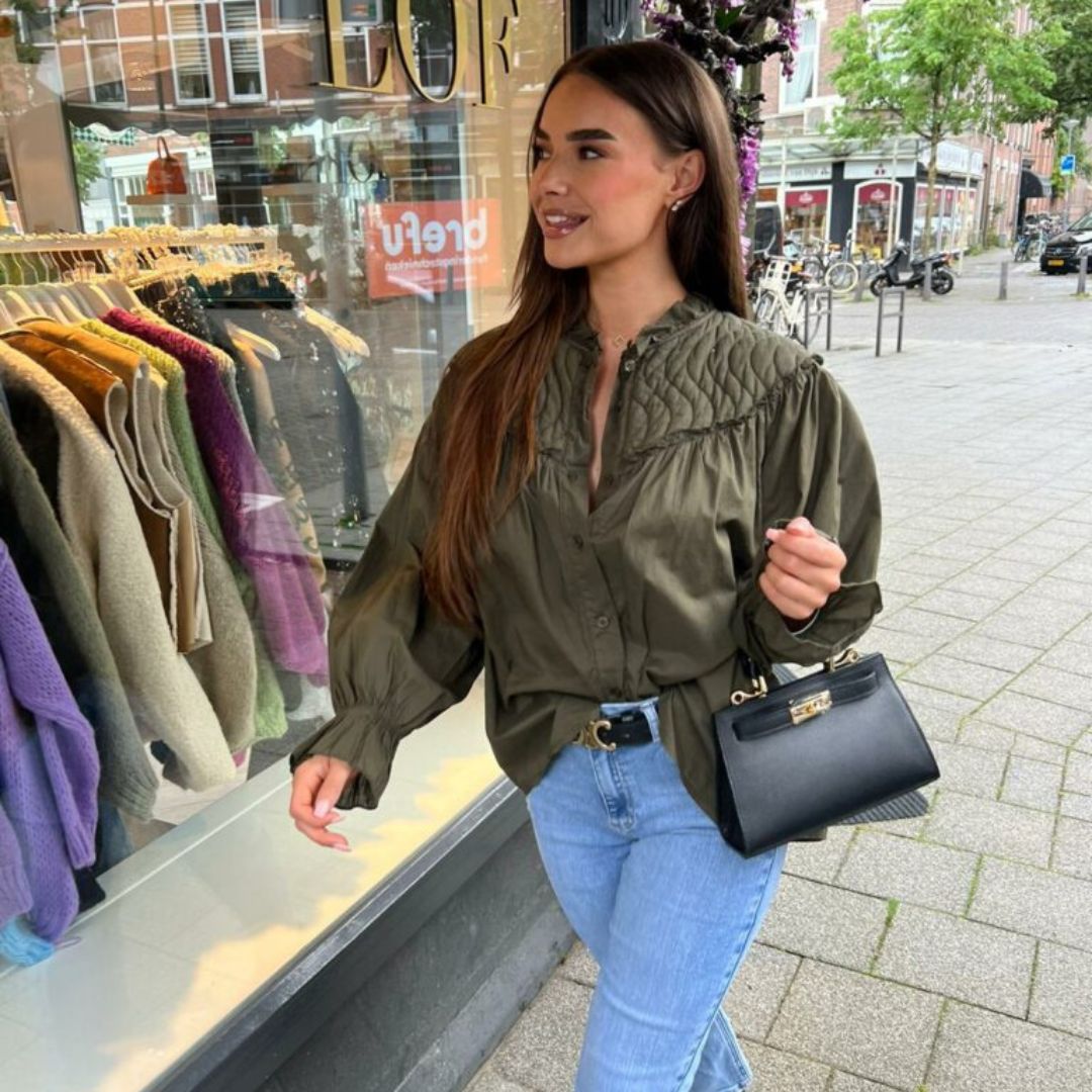 Elegant bluse med aksentknapper