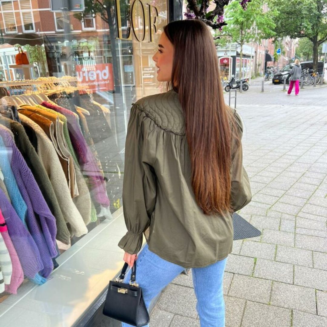 Elegant bluse med aksentknapper