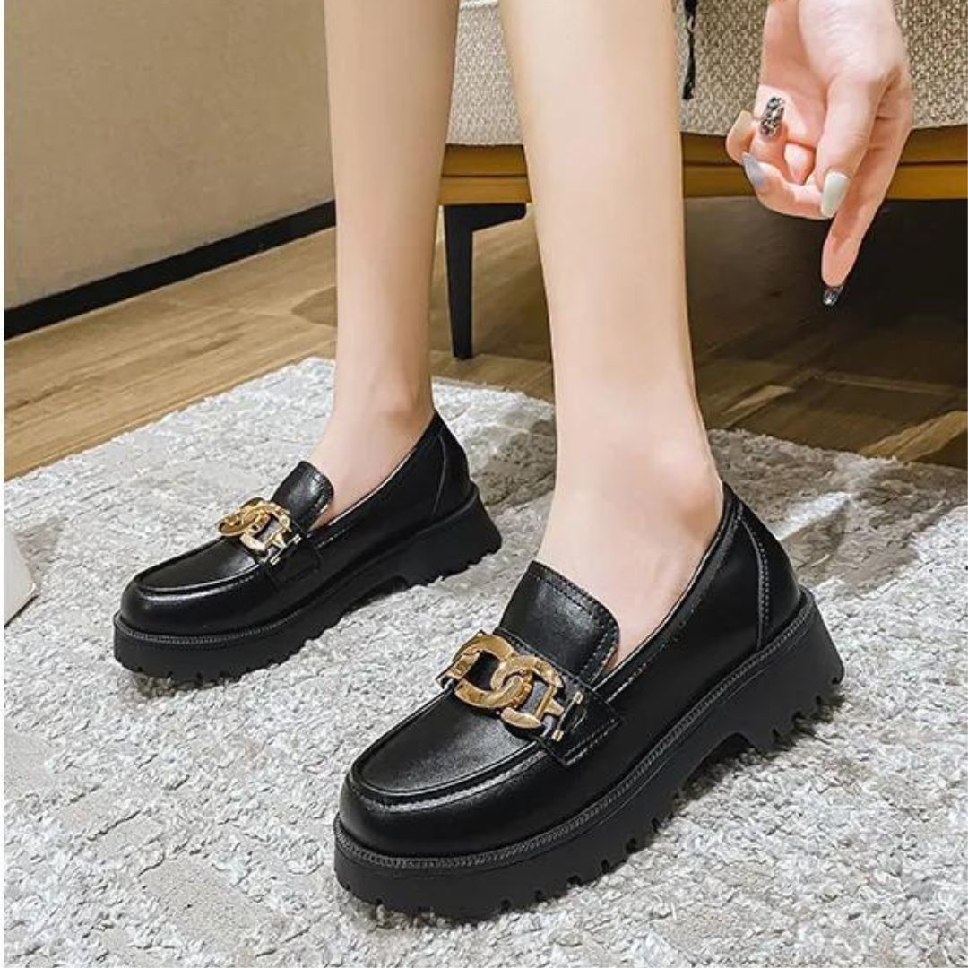 Klassisk loafer med kjededetaljer