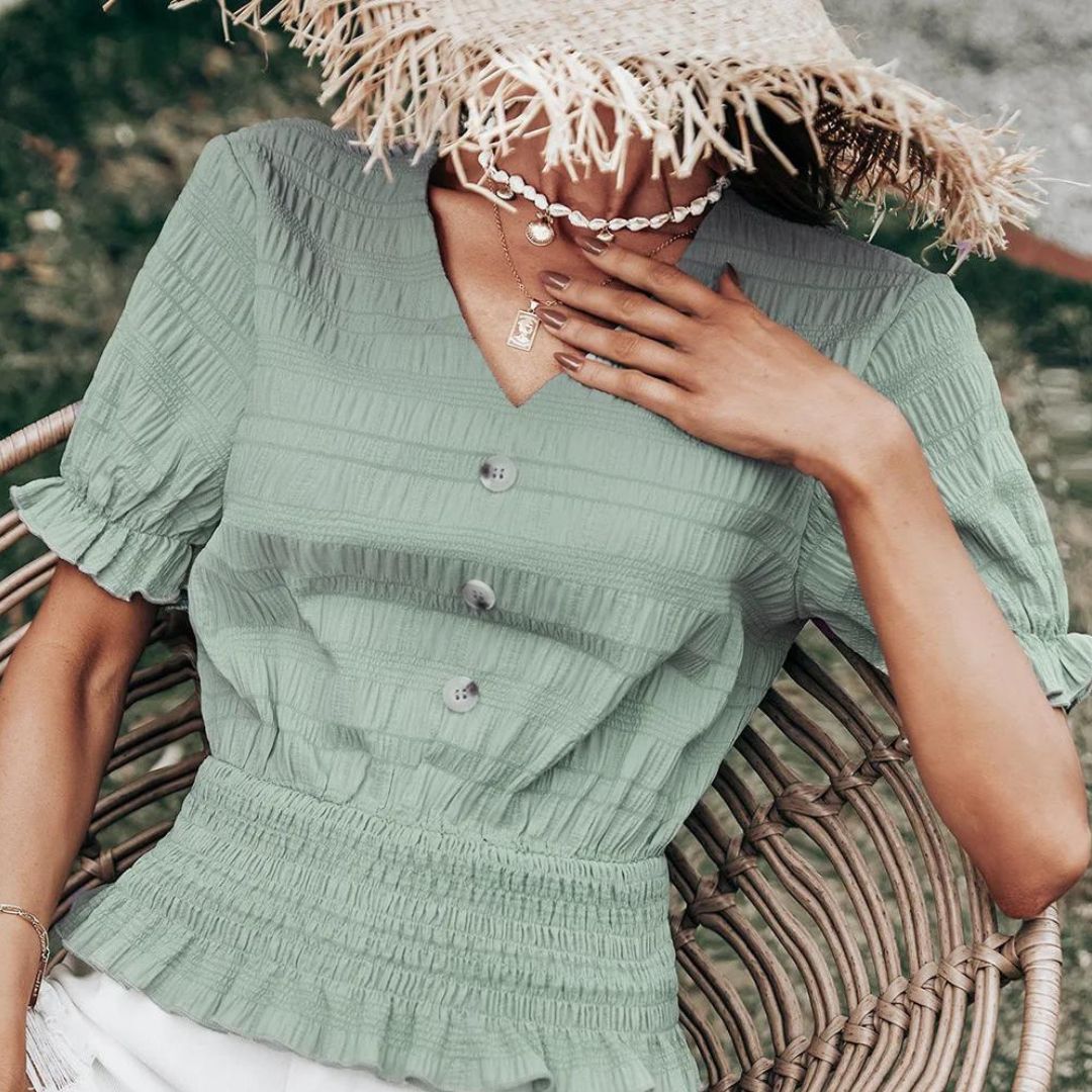 Plissert bluse med knappefront og peplum