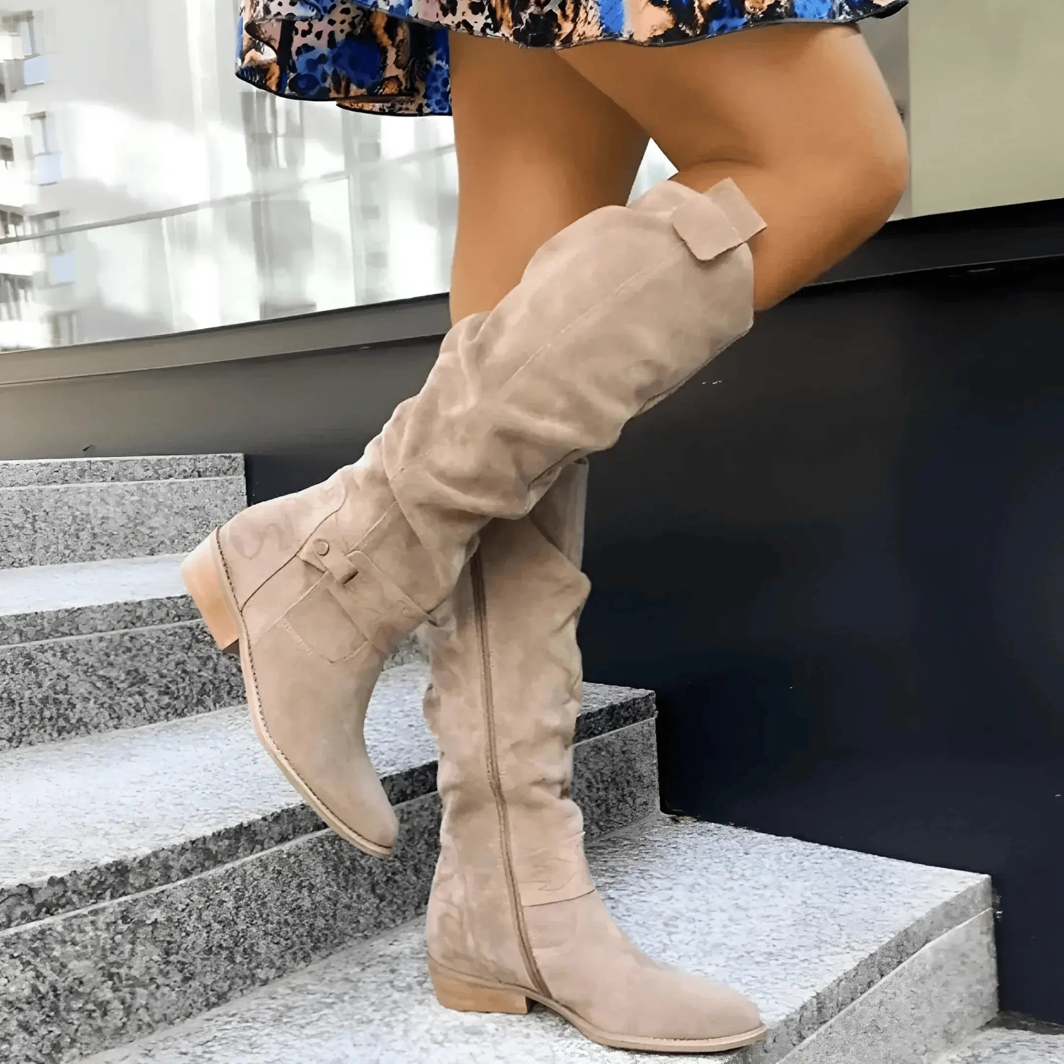 Klaerigo | Stilrene knestøvler i semsket skinn – Beige