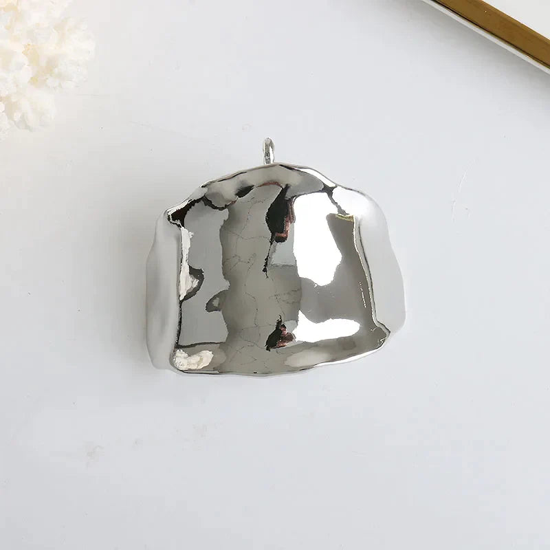 Hårbånd i metall med skulpturelt design