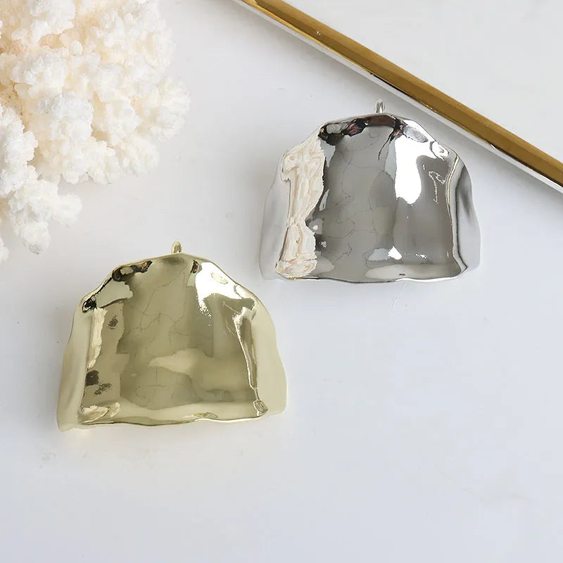 Hårbånd i metall med skulpturelt design