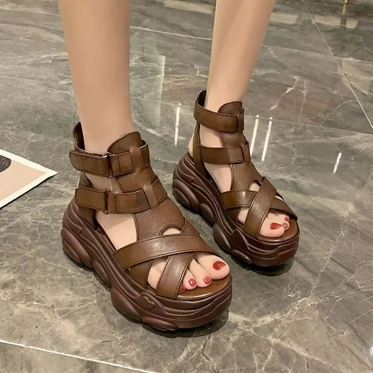 Fasjonable criscross-sandaler