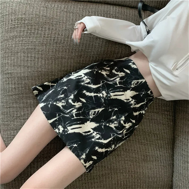 Miniskjørt for damer med høy linning i batikk-look