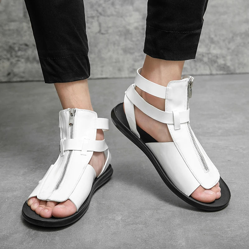 Flate skinnsandaler i romersk stil