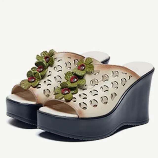 Sandaler i skinn med blomstermønster og hæl