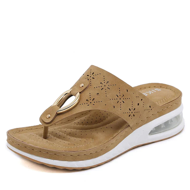 Komfortable flip-flops med kilehæl og luftpute