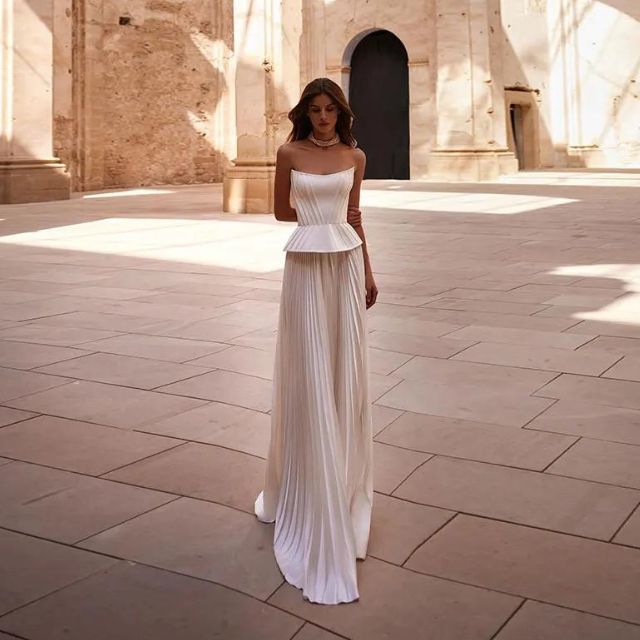 Elegant, plissert kjole uten skuldre