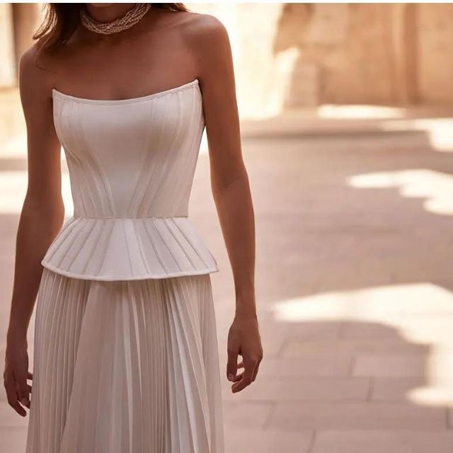 Elegant, plissert kjole uten skuldre