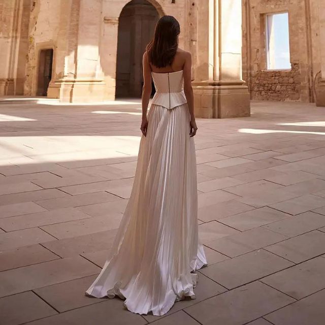 Elegant, plissert kjole uten skuldre