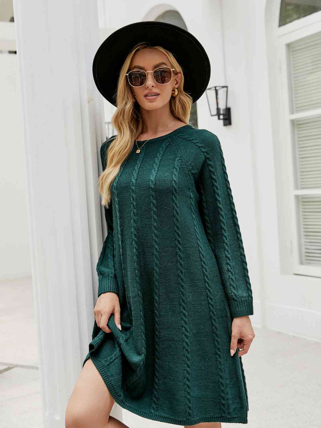 Kjole med kabelstrikket genser