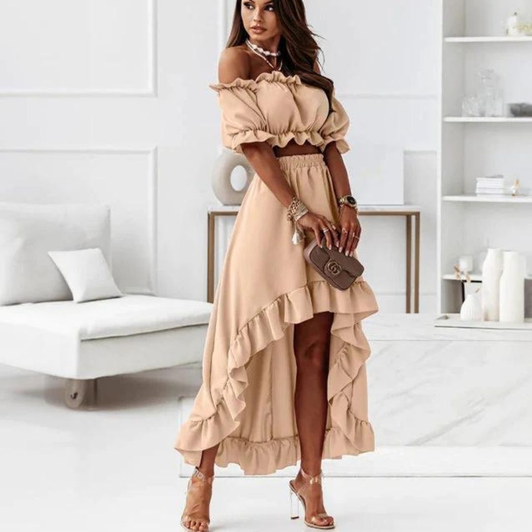 Kjole med off-the-shoulder-ruff og høy, lav nederkant