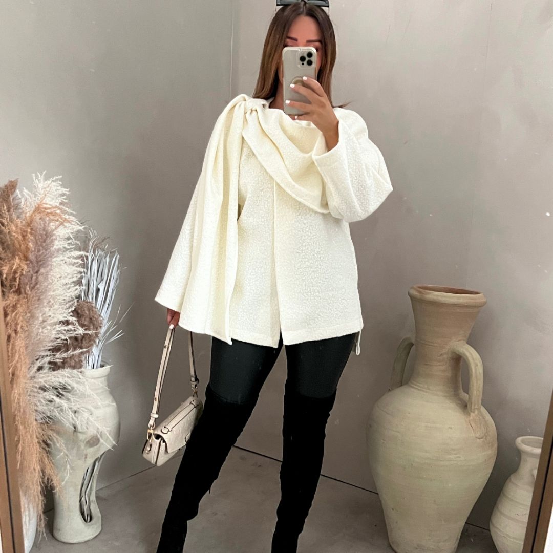 Elegant poncho i bouclé med skjerf