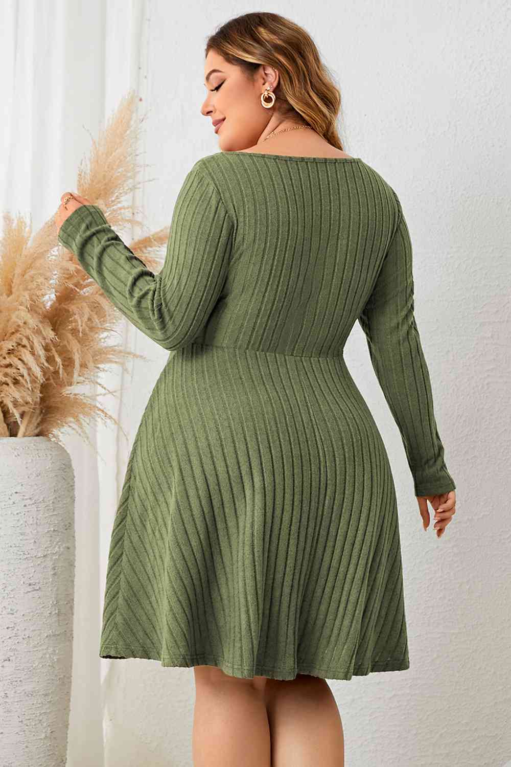Ribbestrikket kjole med utringning i plus size