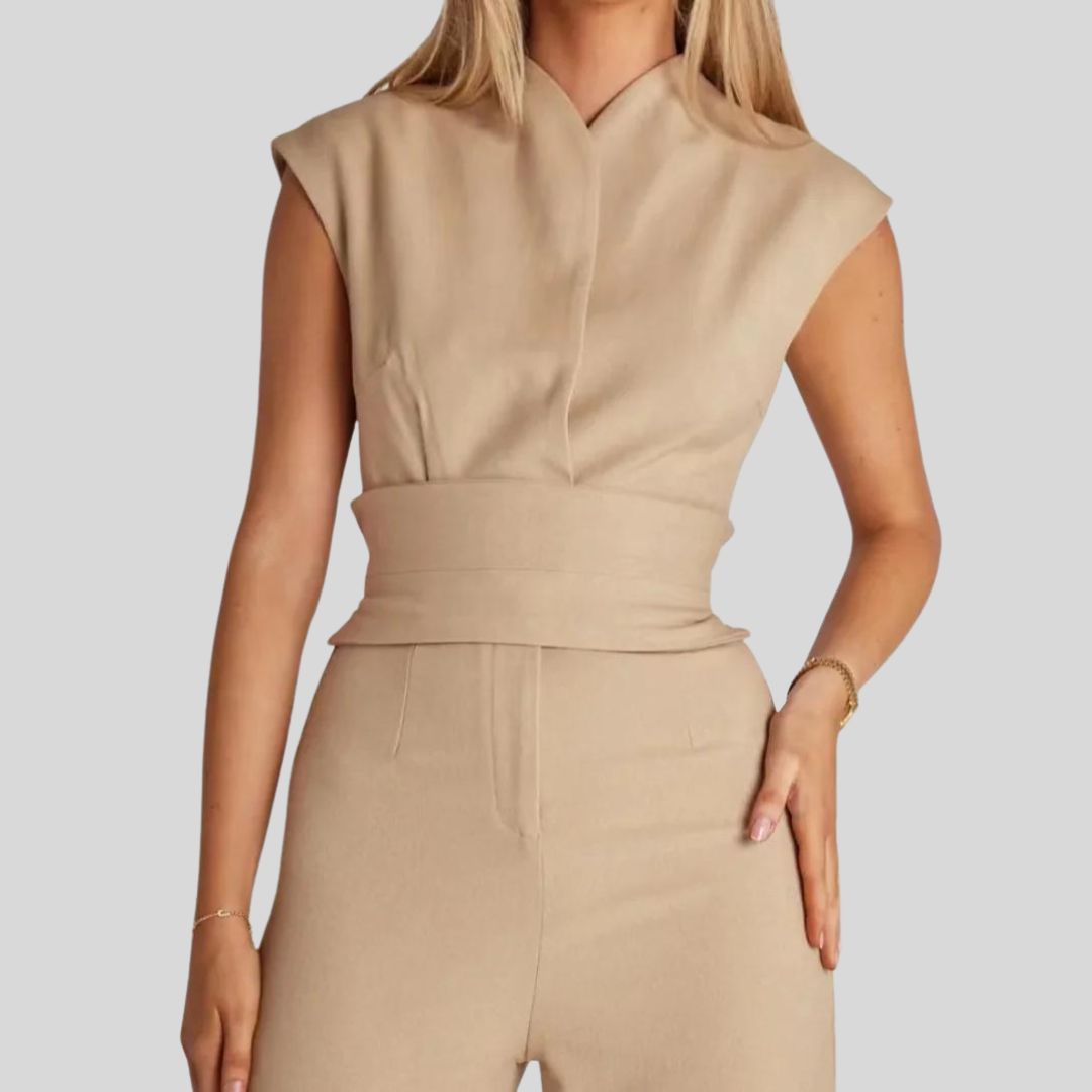 Elegant ermeløs jumpsuit med stramming i midjen