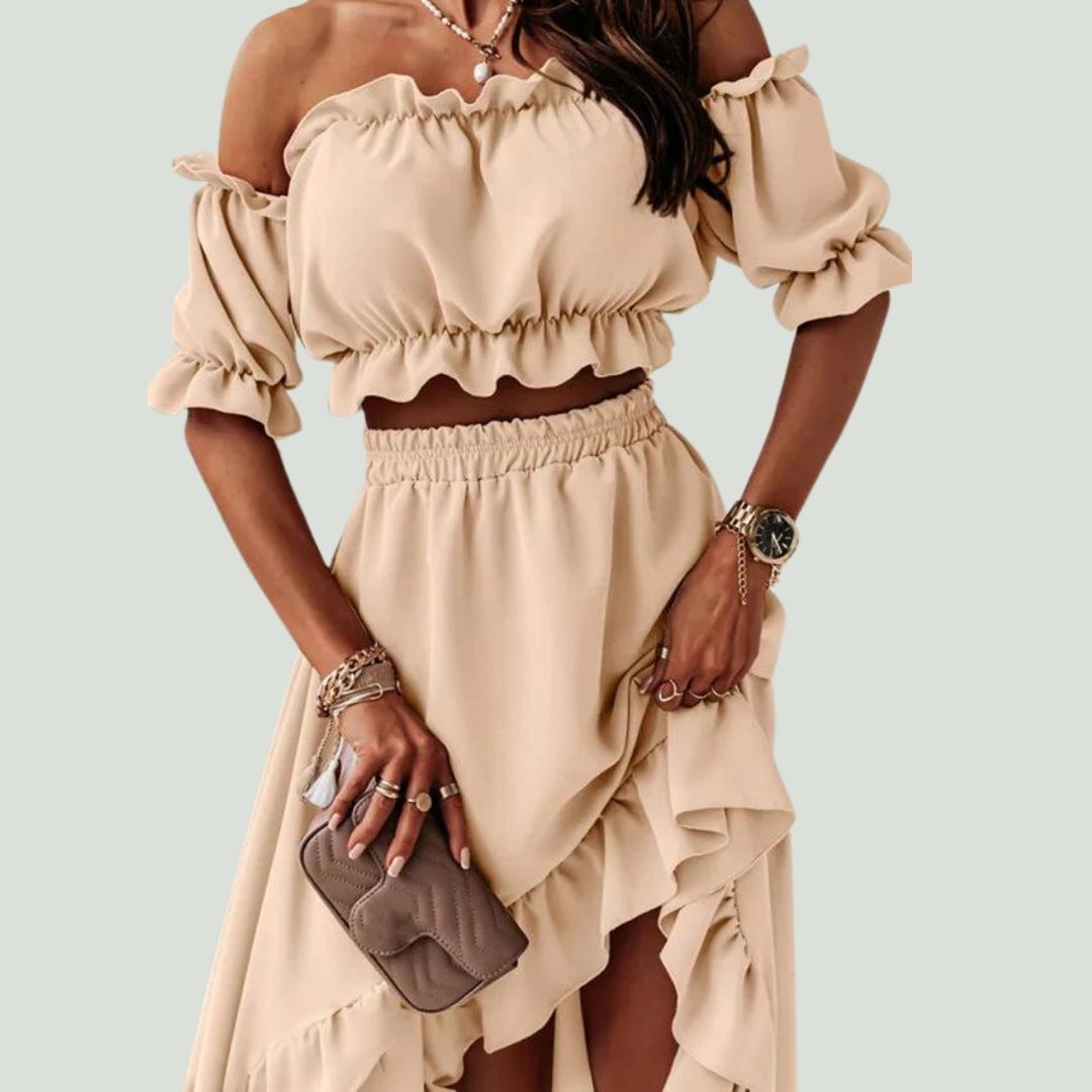 Kjole med off-the-shoulder-ruff og høy, lav nederkant