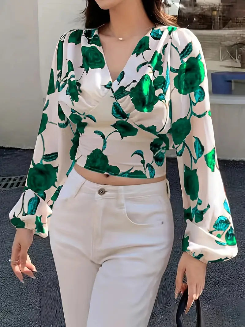 Cropped bluse med V-hals og sløyfe på ryggen med rosemønster