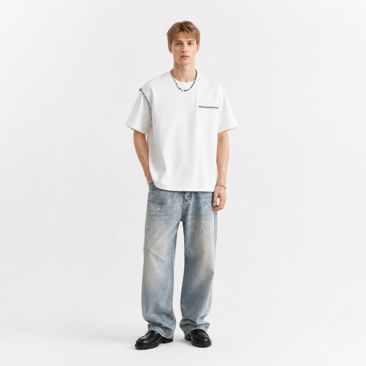 T-skjorte til Herre med Stitch-detaljer – Løs Passform og Moderne Sommerstil