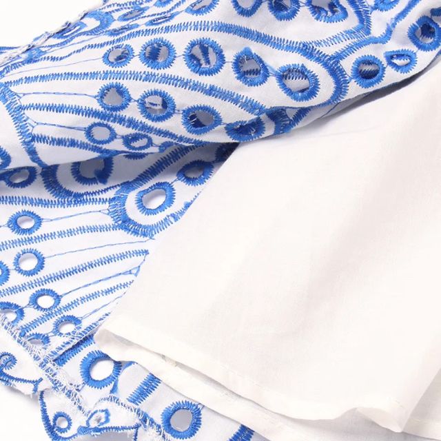 Minikjole med rynkete bandeau og blått paisleymønster