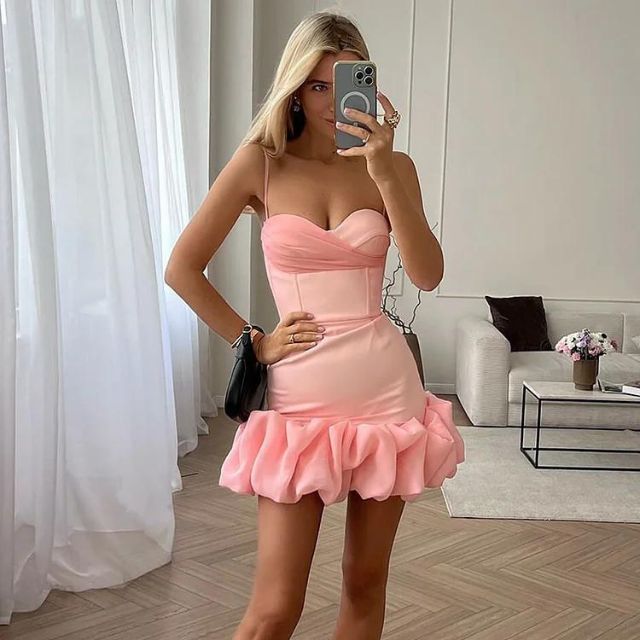 Kjole med hjerteformet utringning og volang i nederkant