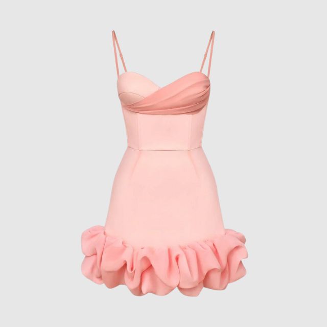 Kjole med hjerteformet utringning og volang i nederkant