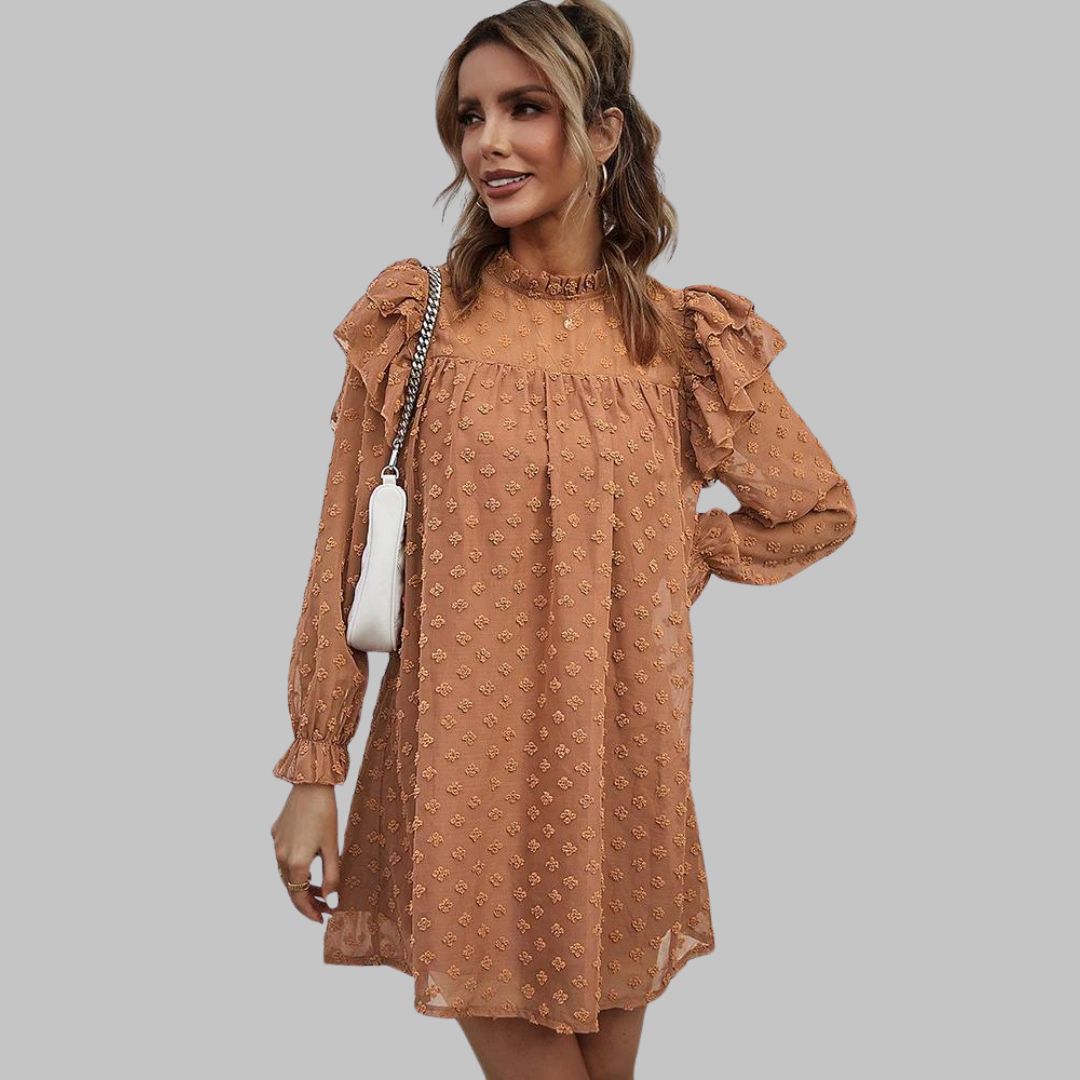 Elegant kjole med volanger og broderte blomsterdetaljer
