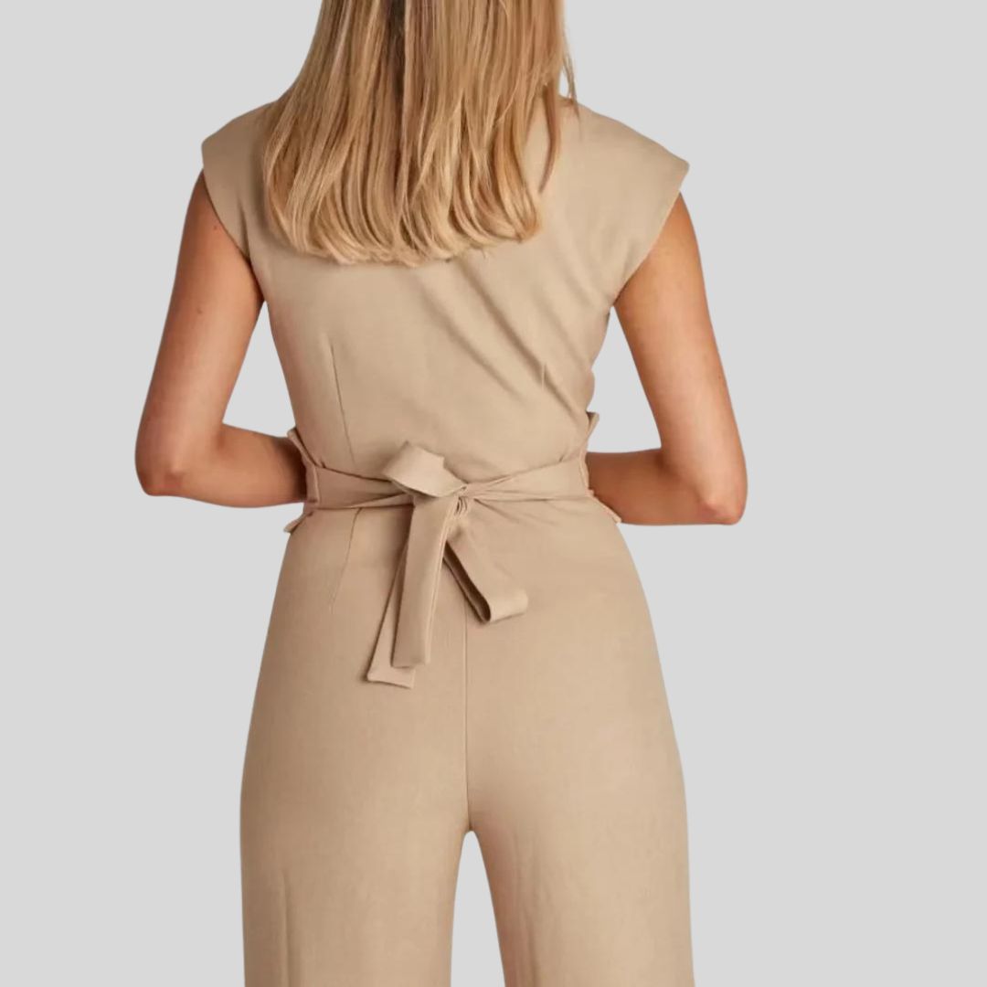 Elegant ermeløs jumpsuit med stramming i midjen