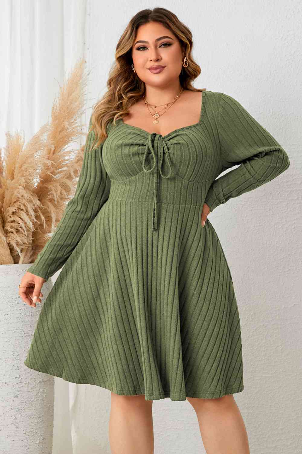 Ribbestrikket kjole med utringning i plus size
