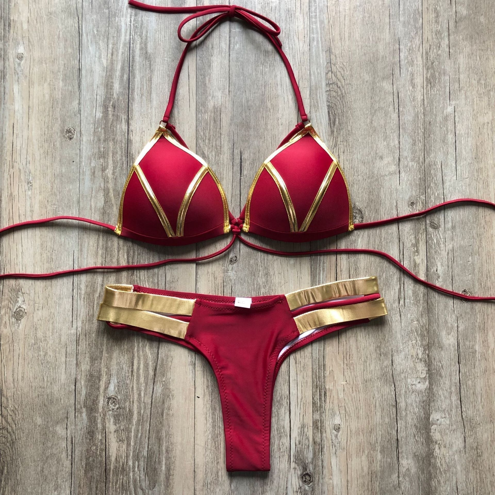 Stilig bikini med bronsefargede sider