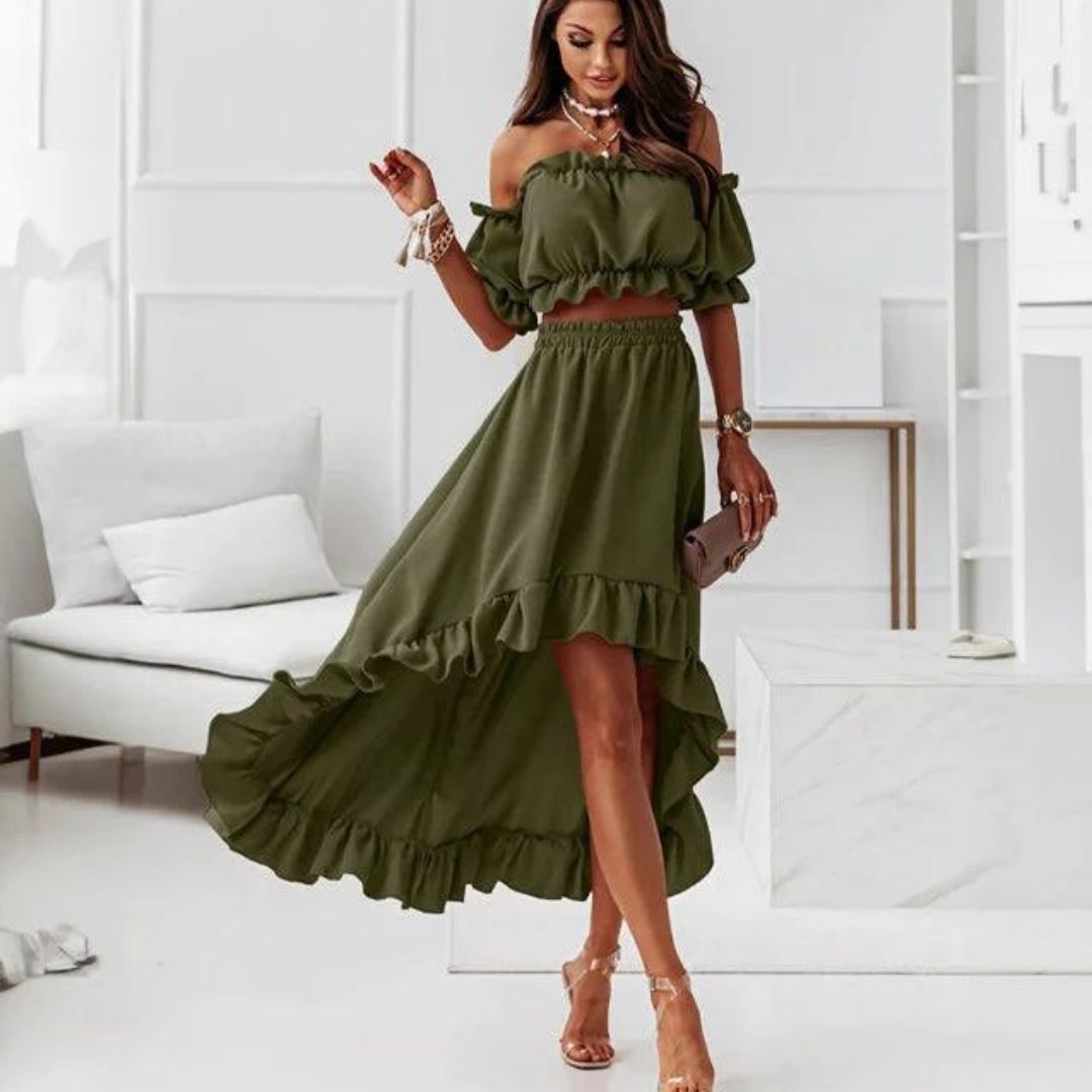 Kjole med off-the-shoulder-ruff og høy, lav nederkant