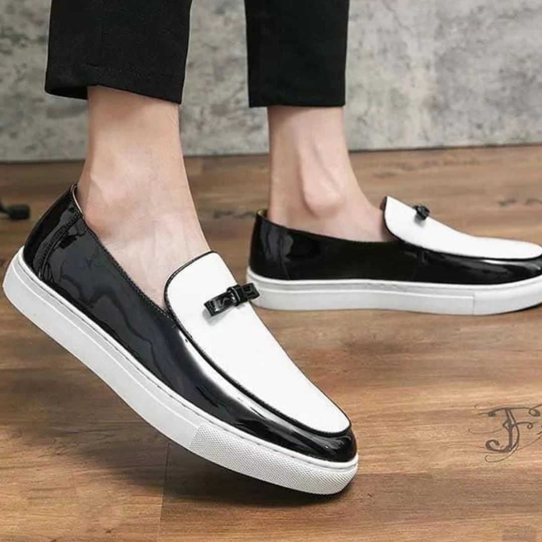 Fasjonable loafers i tofarget design med spenne