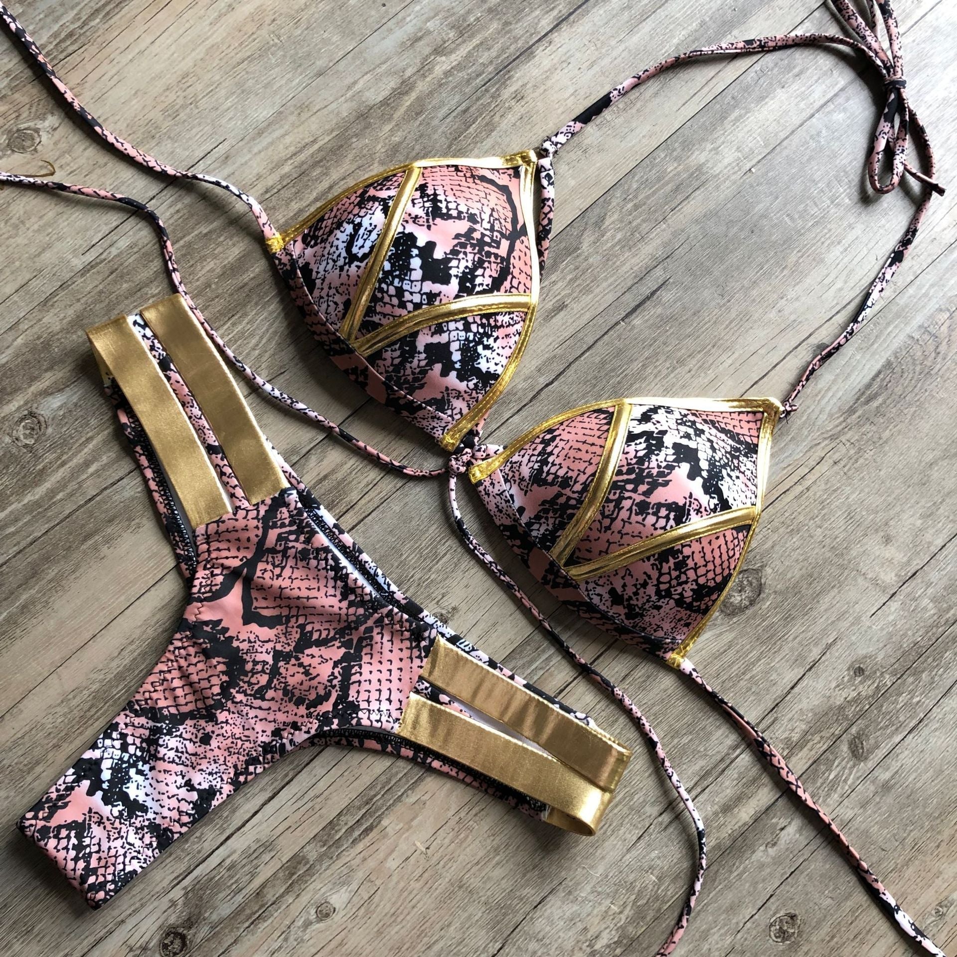 Stilig bikini med bronsefargede sider