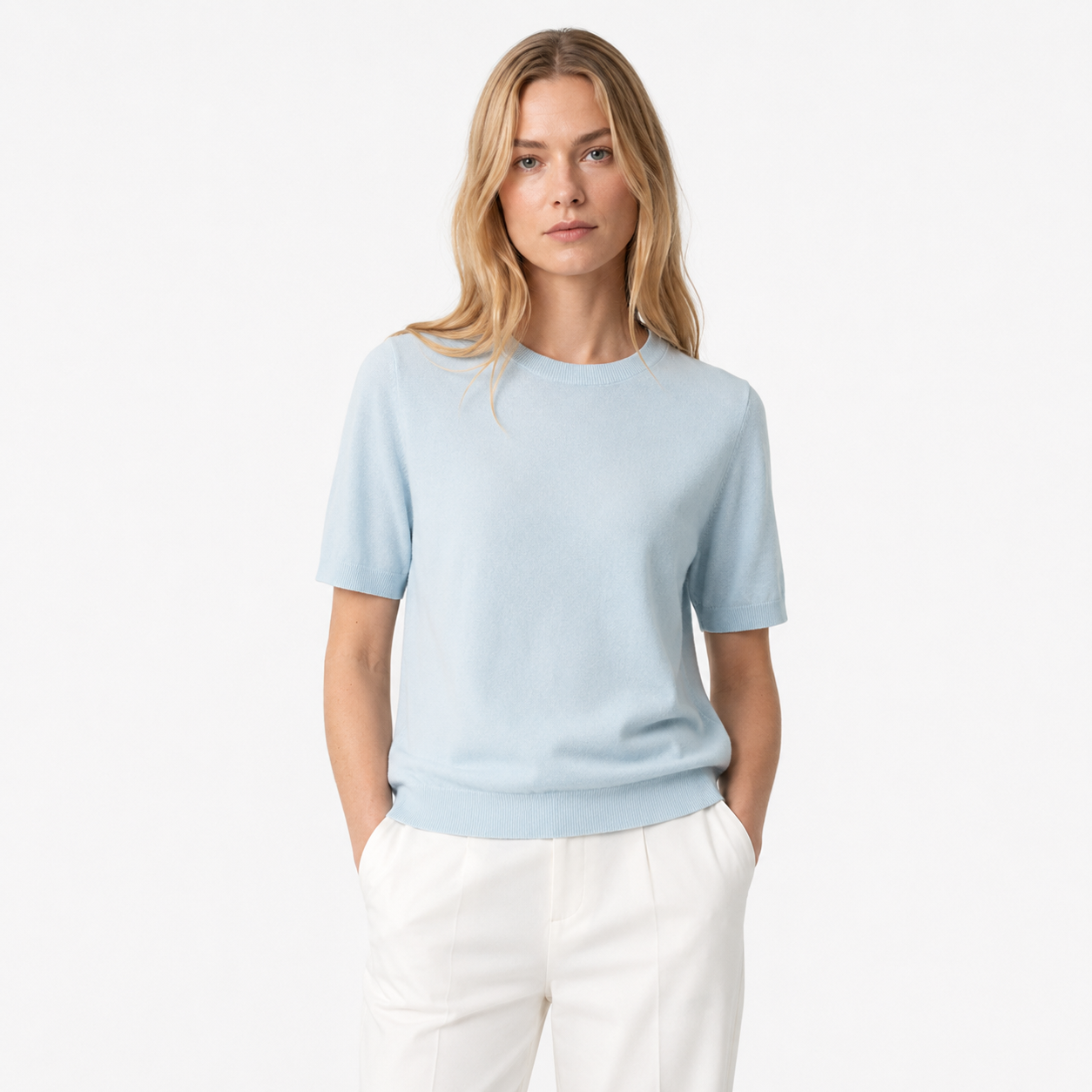 Blå Strikket Topp til Dame – Minimalistisk Kortermet Sommerstil – Blå T-skjorte