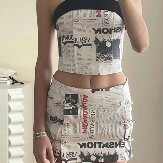 Lekedress uten skuldre med avistrykk
