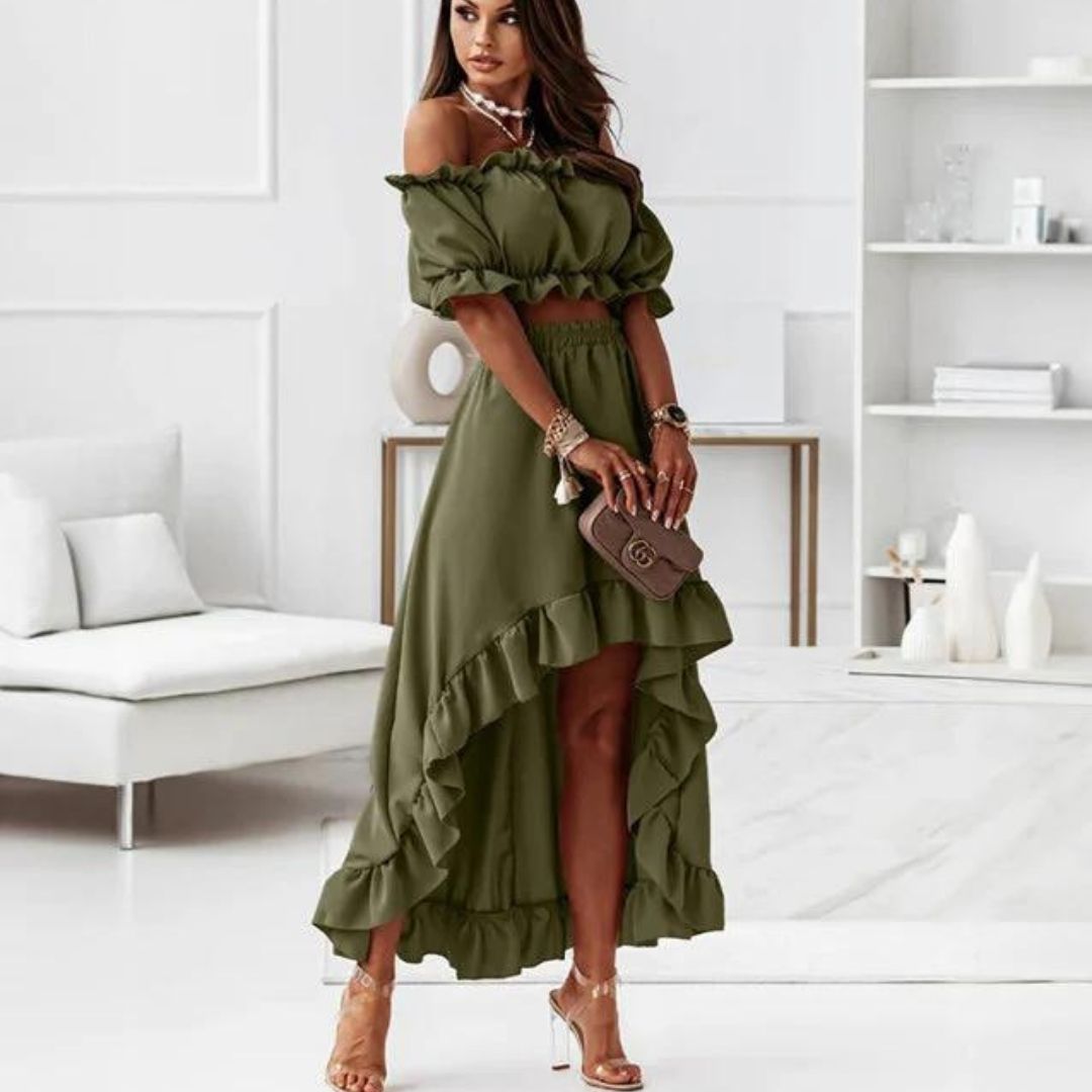 Kjole med off-the-shoulder-ruff og høy, lav nederkant