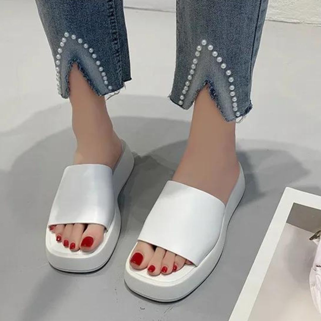 Minimalistiske slidesandaler med bred rem