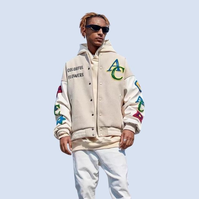 Brodert hettegenser med fargerike bokstaver