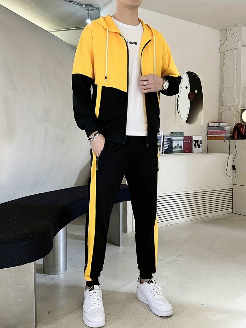 Sett med jakke med hette og joggebukse