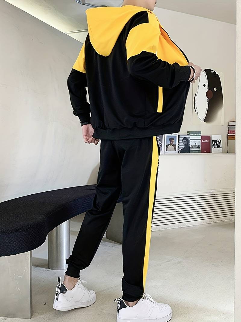 Sett med jakke med hette og joggebukse