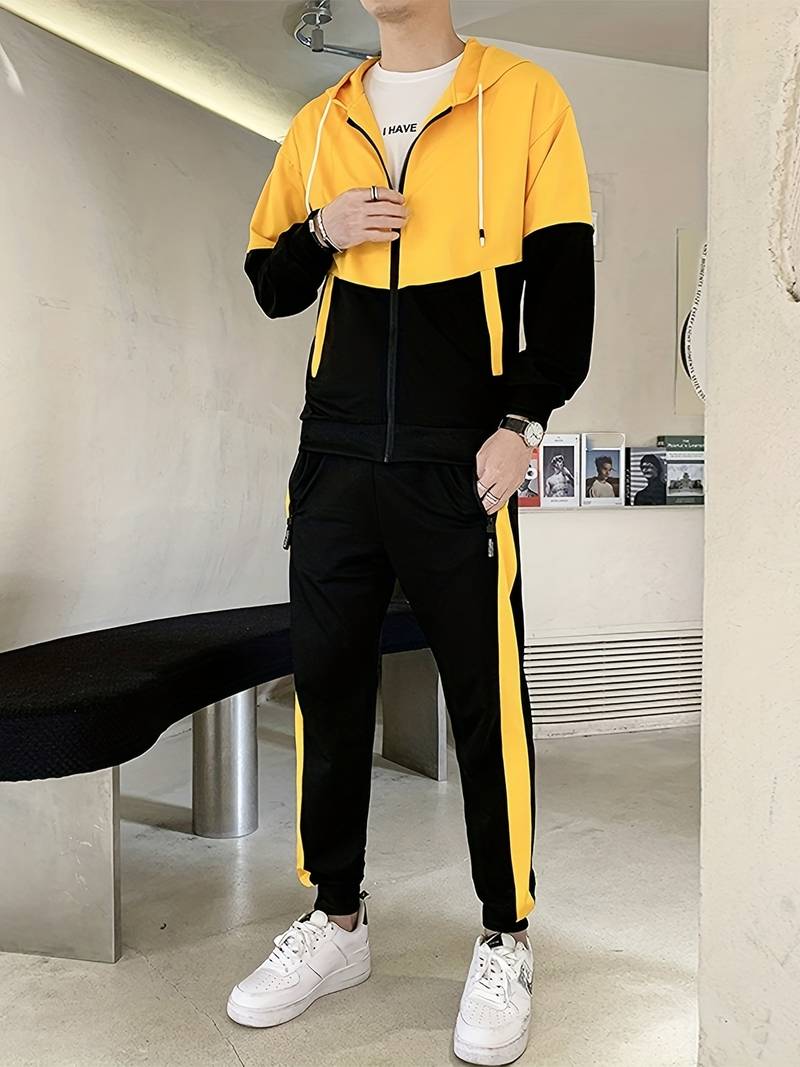 Sett med jakke med hette og joggebukse